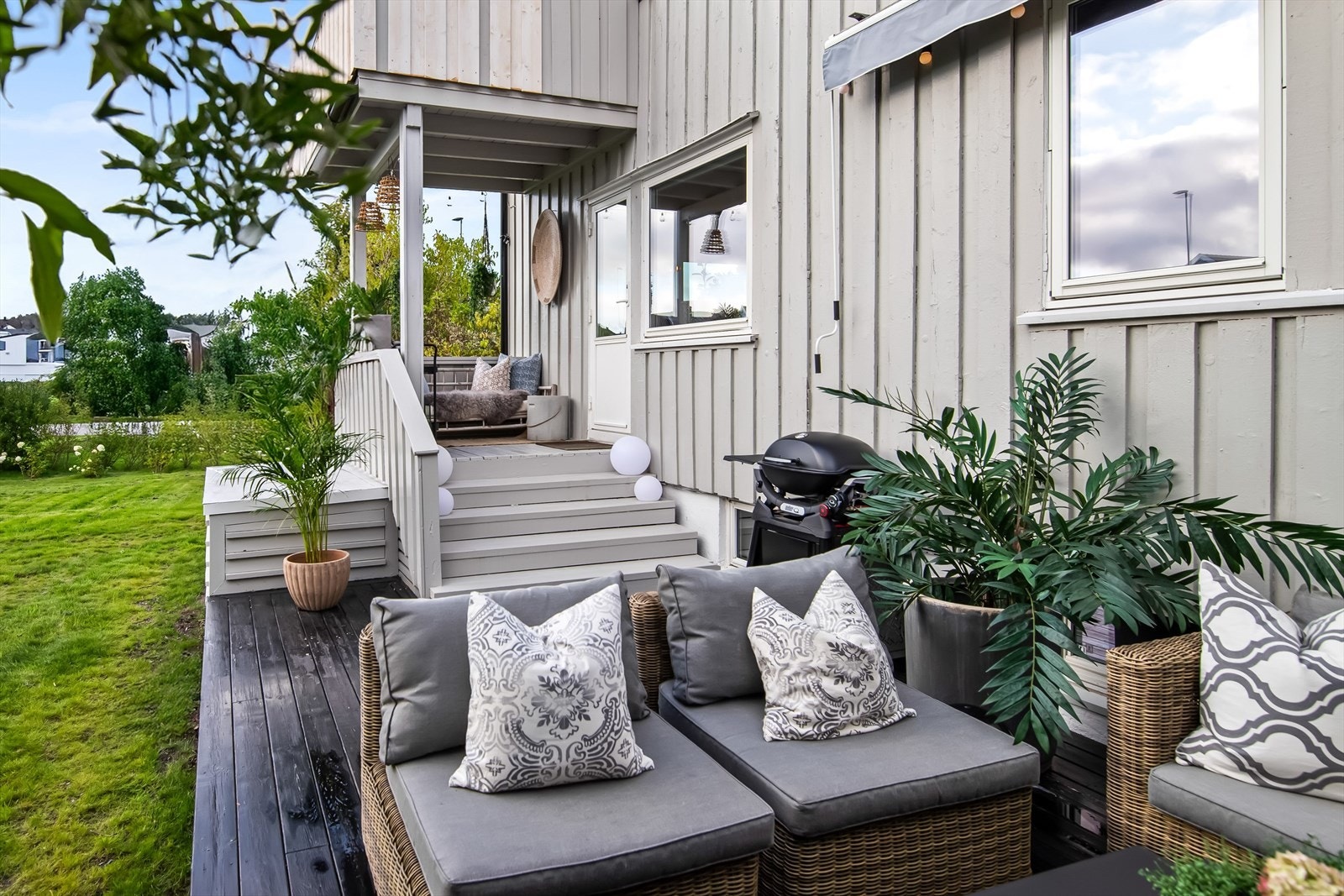 Romslig uteplass med supre solforhold og god skjerming Galleribilde