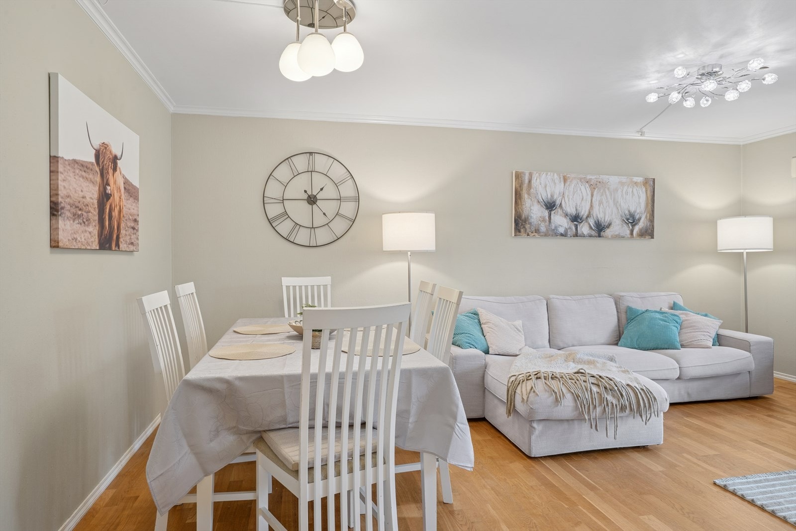 Det er plass til både spisestue og romslig sofakrok i leiligheten. Galleribilde