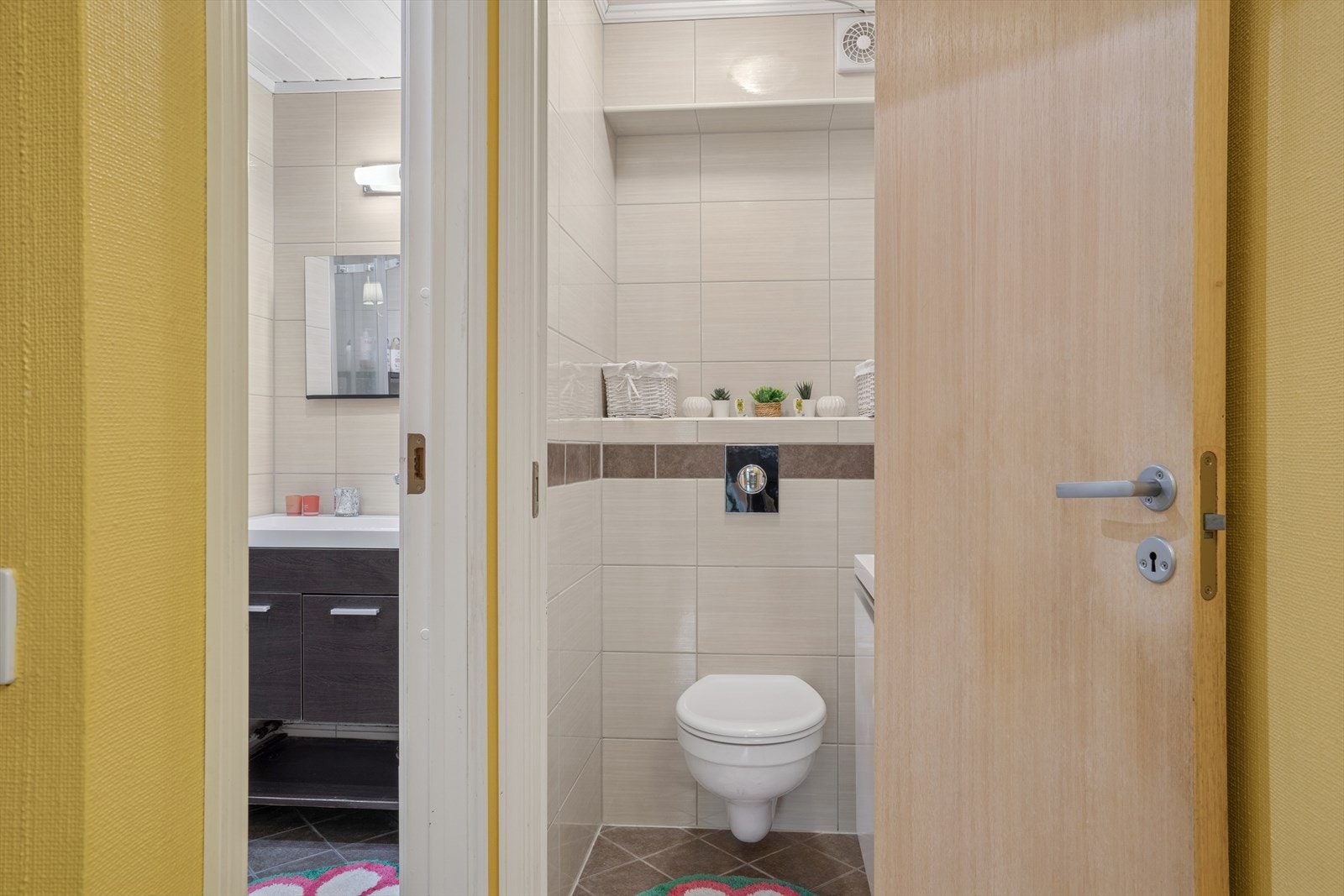 Praktisk adskilt eget rom for toalett. Galleribilde