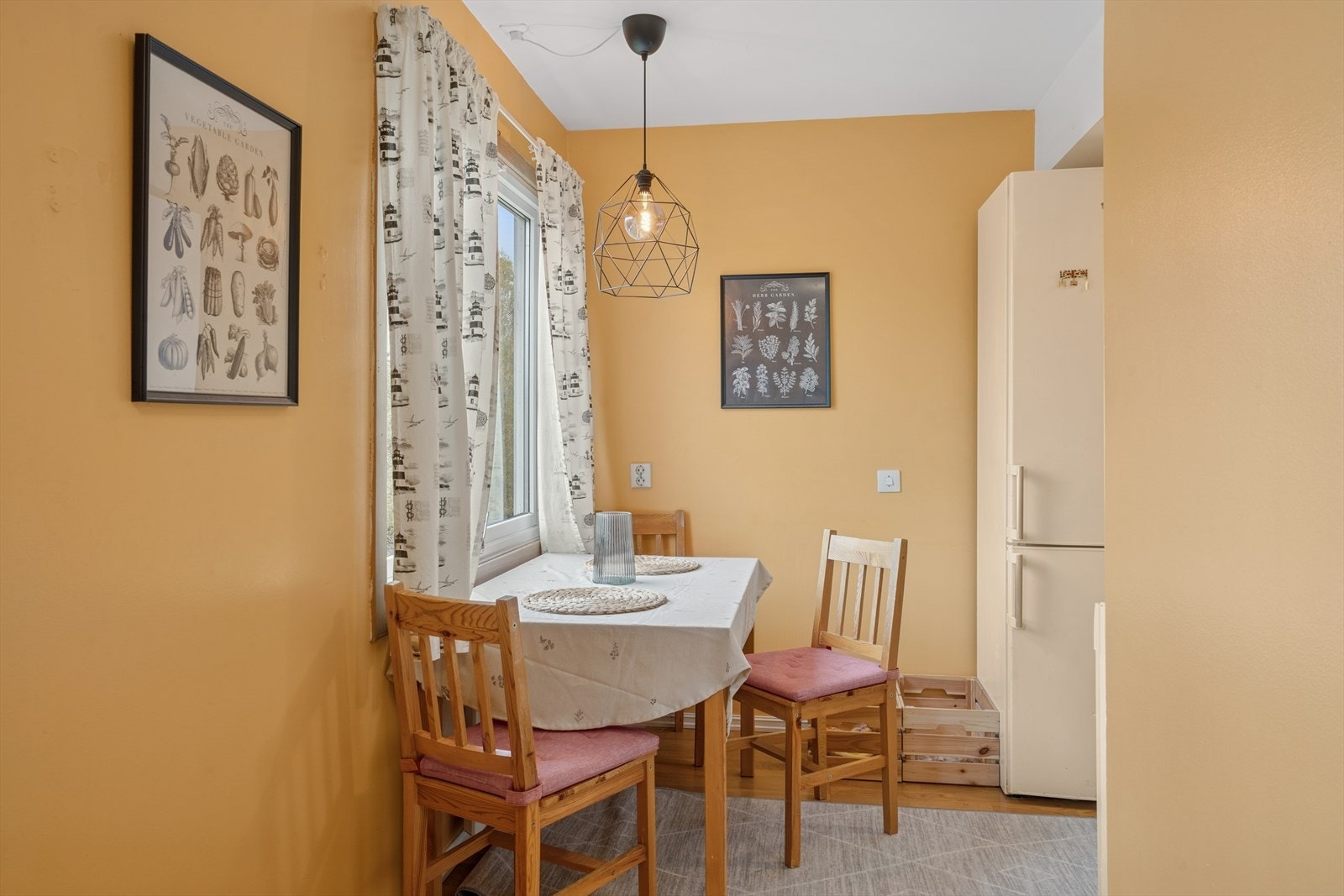 Spiseplass på kjøkkenet. Galleribilde