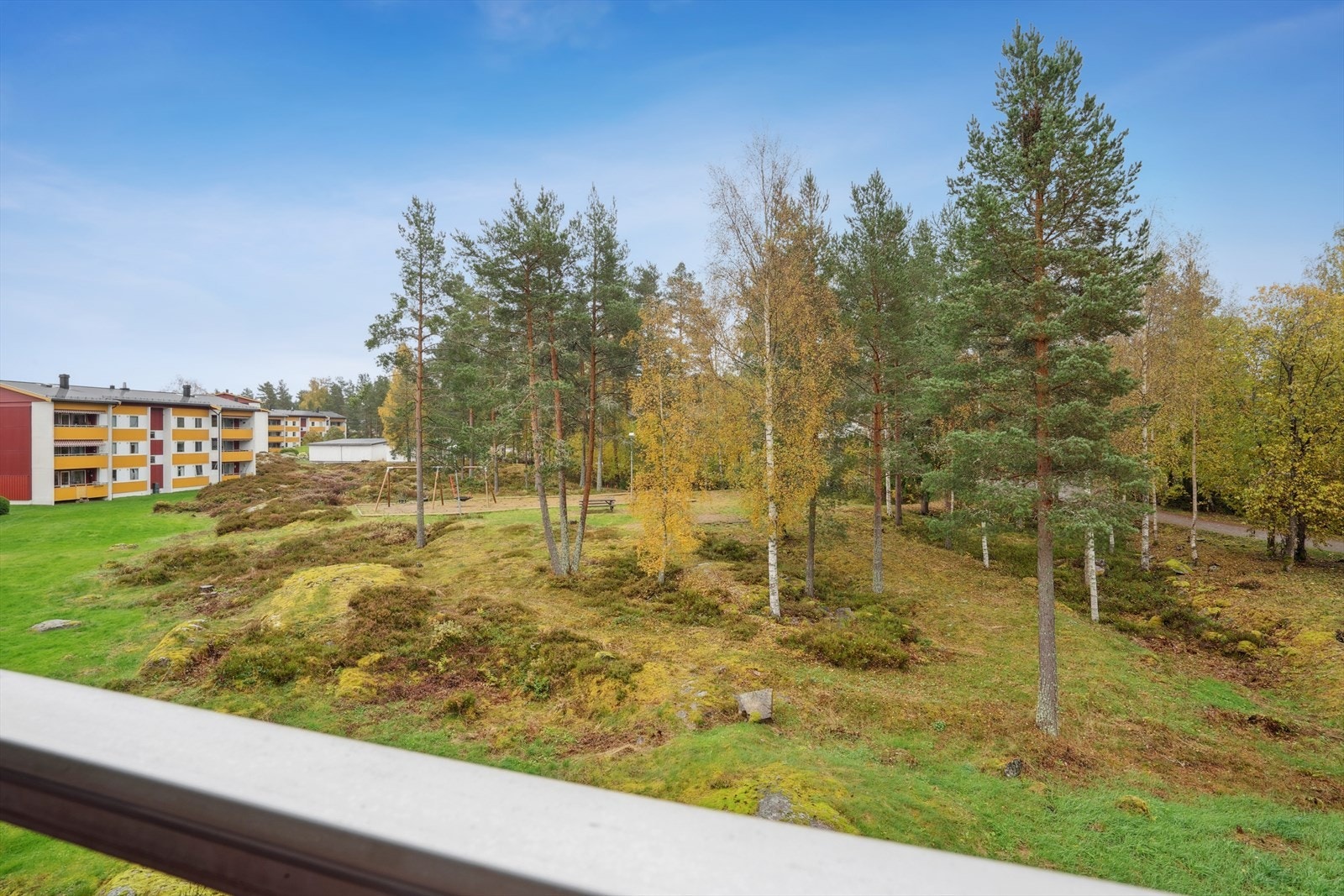 Fra balkongen kan man følge med på barna sine på lekeplassen. Galleribilde