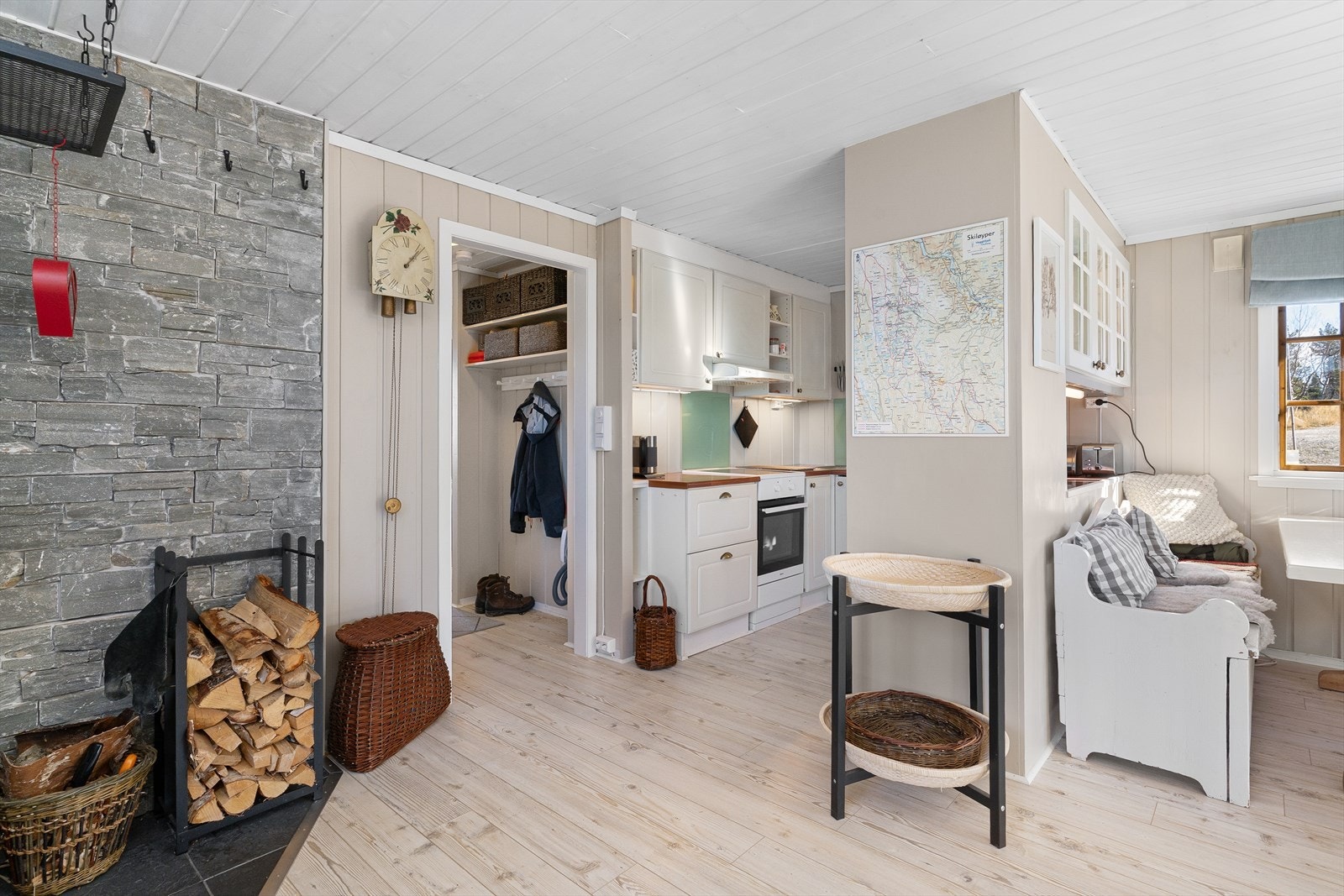 Fritidsbolig med en arealeffektiv planløsning og alt over et plan: Stue/kjøkken, 3 soverom, entrè og toalettrom. Galleribilde