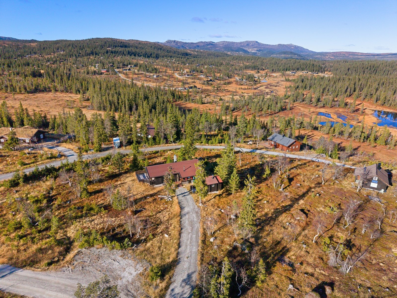 Hytten ligger fint og solrikt til på Sundtjønnskarven på Vegglifjell i Numedal, ca 2 timer fra Oslo og ca. 1 time fra Kongsberg. Galleribilde