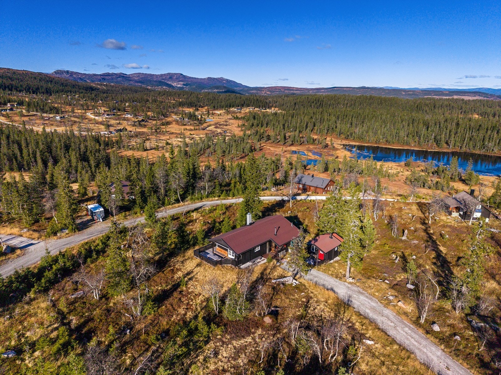 Den solrike verandaen og annekset med sjarmerende dekor inviterer til rolige stunder og naturnære opplevelser. Galleribilde