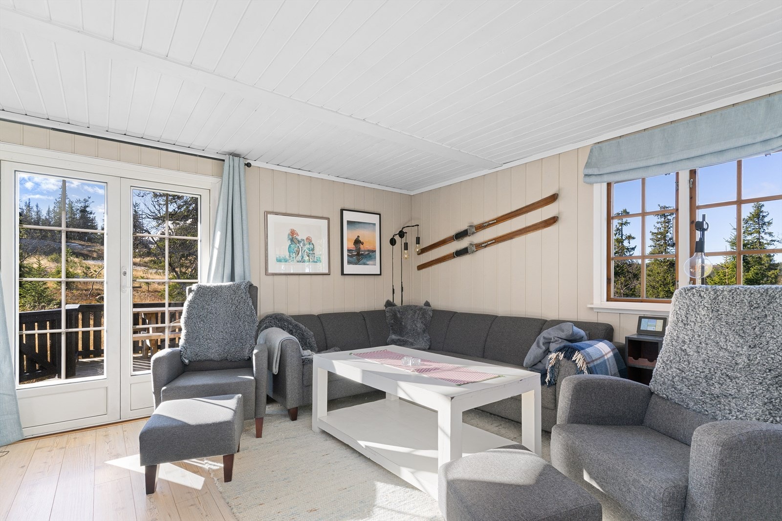 Stuen har godt med dagslys inn, som gir flott romfølelse med mye naturlig lys. Galleribilde