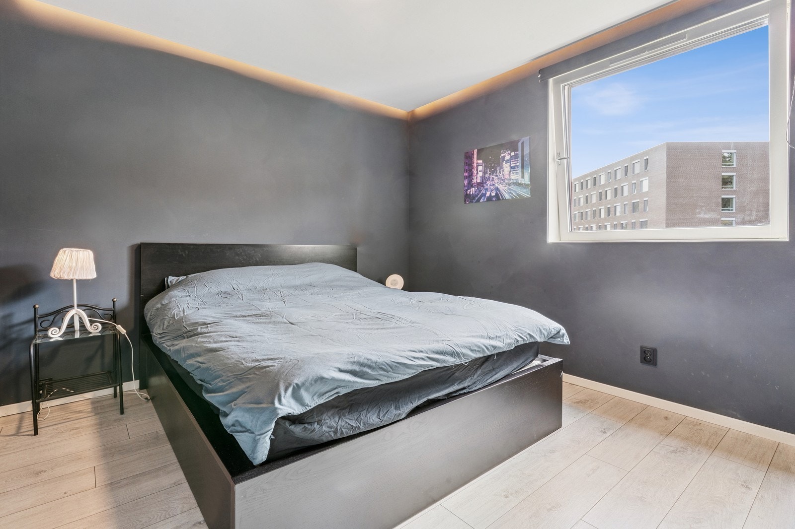 Soverom med dobbeltseng, garderobe og behagelig atmosfære. Galleribilde