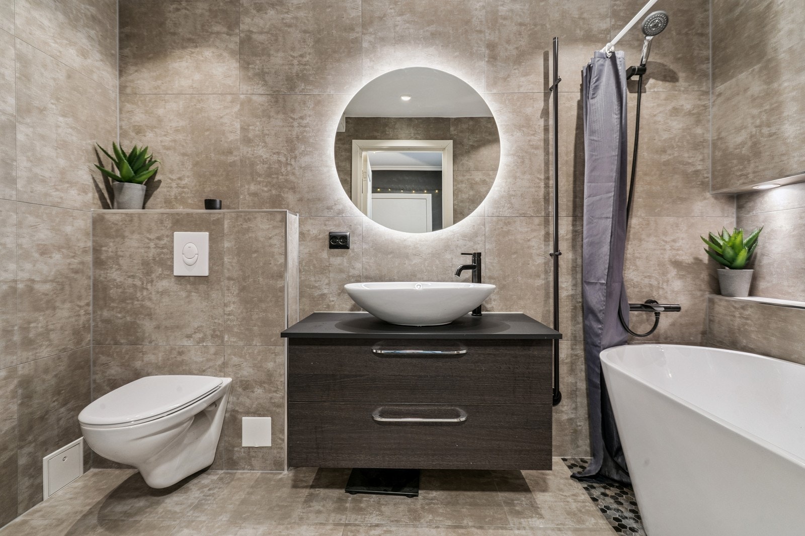 Pent flislagt bad med varmekabler i gulv. Galleribilde