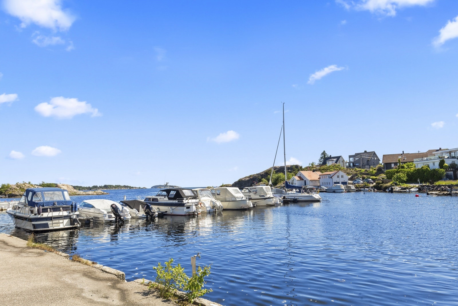 Båthavn ved Bertes som også er en populær badeplass med stupetårn, bryggeanlegg og flotte steder for soling og bading Galleribilde