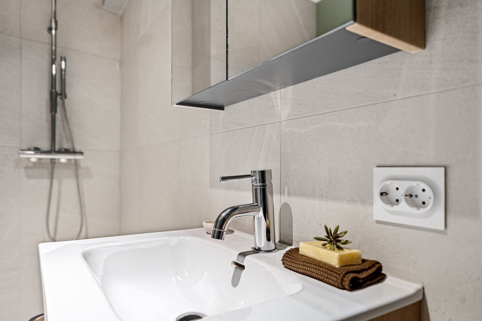 Detalj - Stikk til barbermaskin, krølltang eller en liten musikkspiller mens man steller seg før jobb eller møte noen venner? Galleribilde