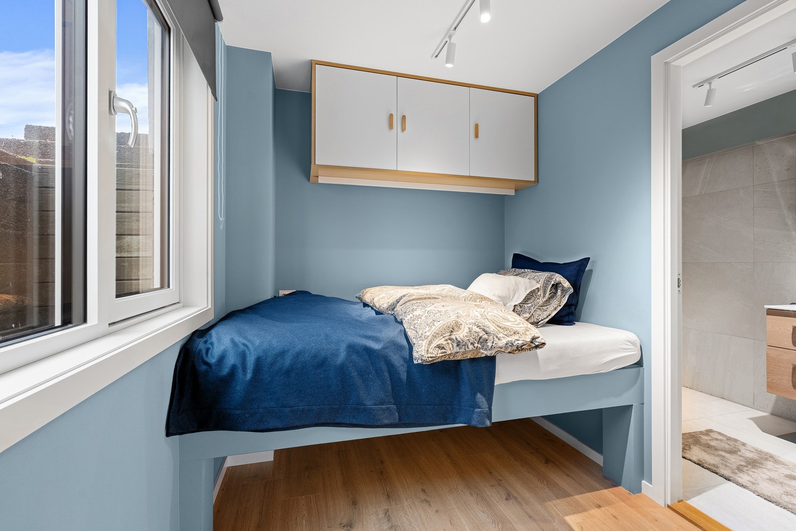 Praktisk soveløsing med oppbevaringsplass både over og under sengen Galleribilde