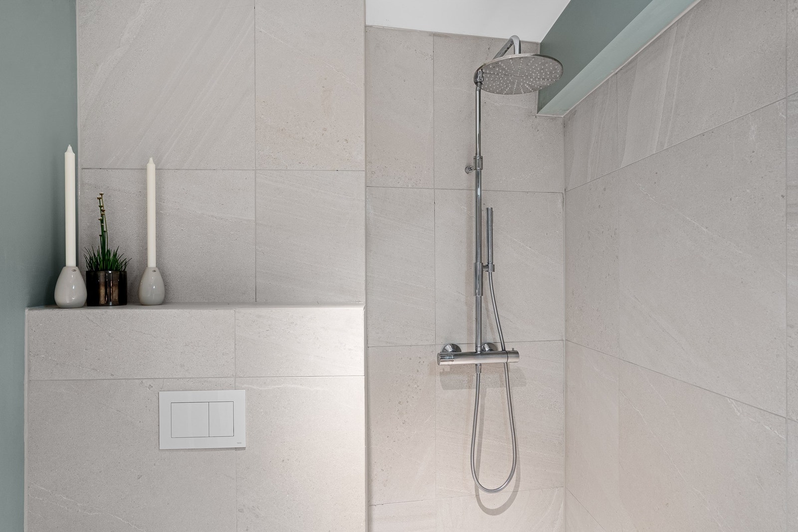 Vegghengt toalett med praktisk hylle over og lekker regndusj Galleribilde