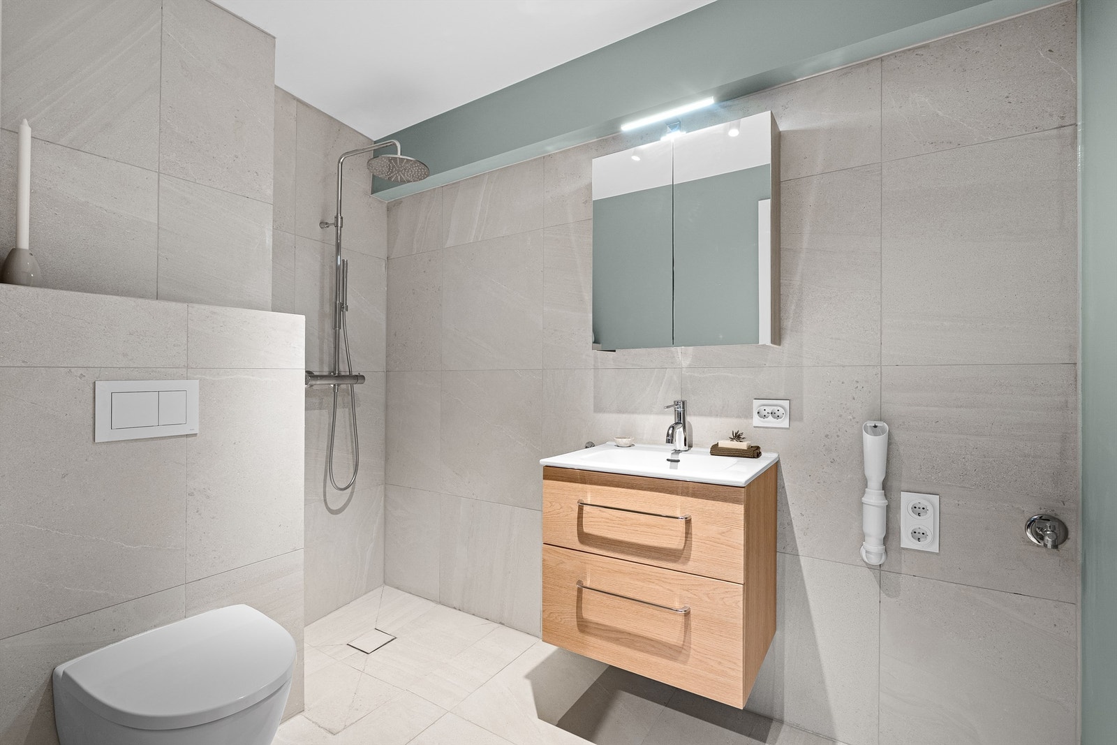 Svært lekkert bad med innbydende materialvalg Galleribilde