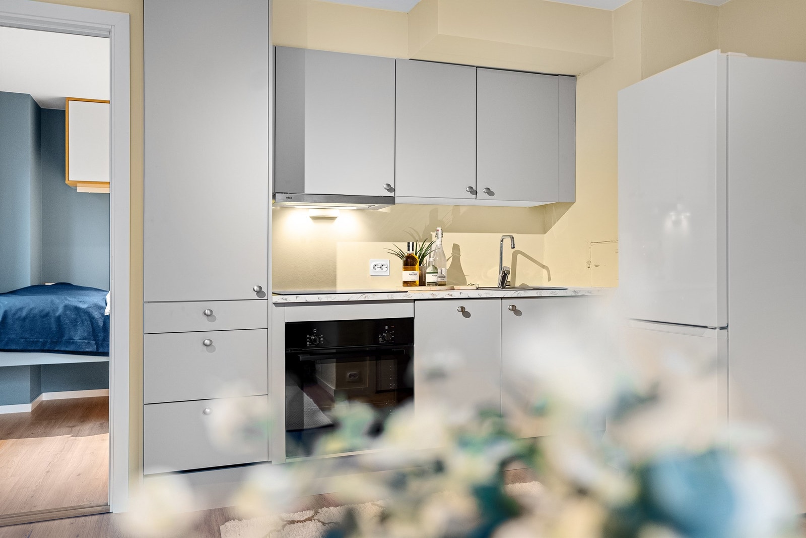 Fra boligen er man i umiddelbar nærhet til sjø med badeplass, dagligvarebutikker og nærhet til bussforbindelse til det meste av Kristiansand Galleribilde