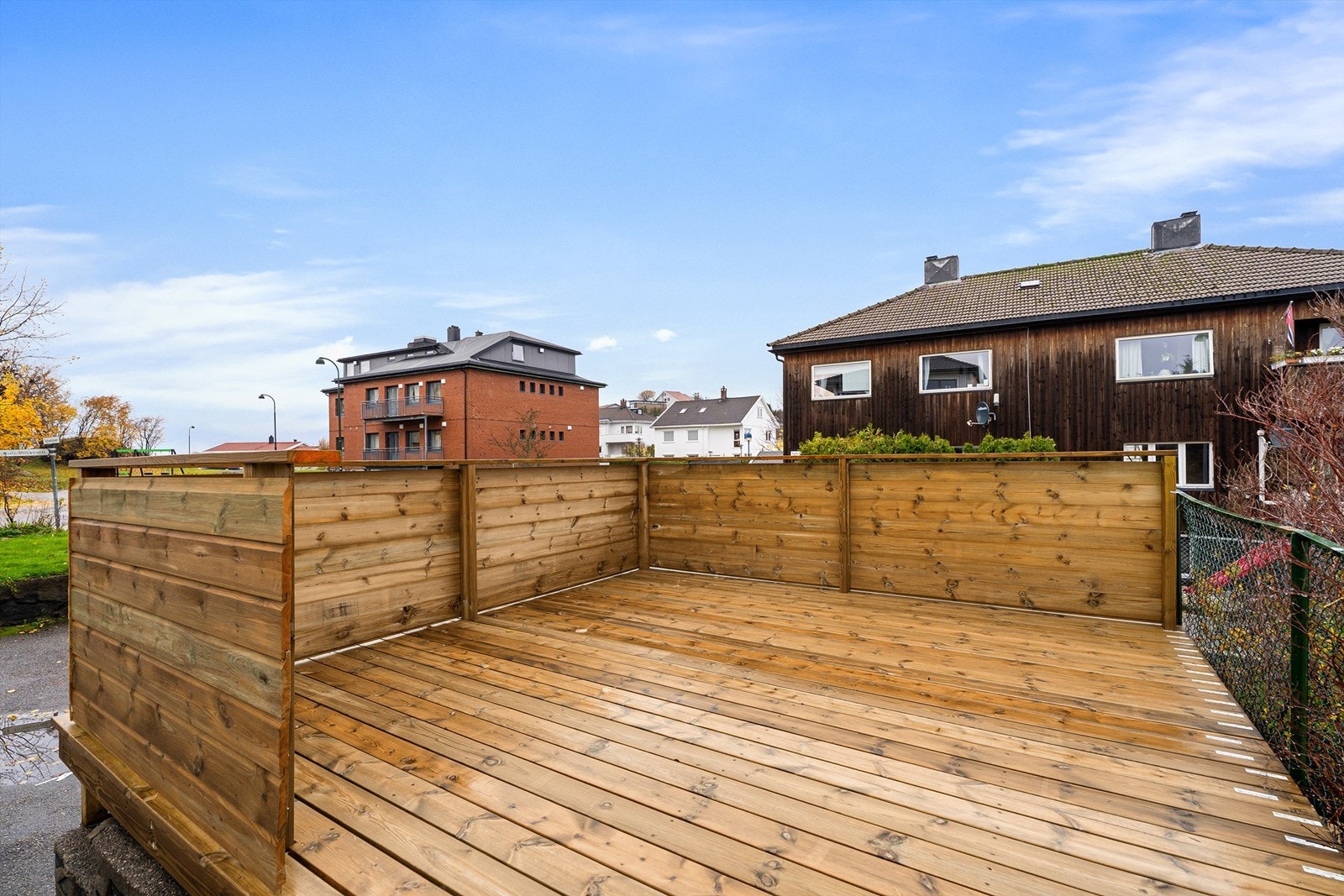 Her er det sol fra morgen til kveld om sommeren, god plass til sittegruppe, grill og det man måtte ønske Galleribilde