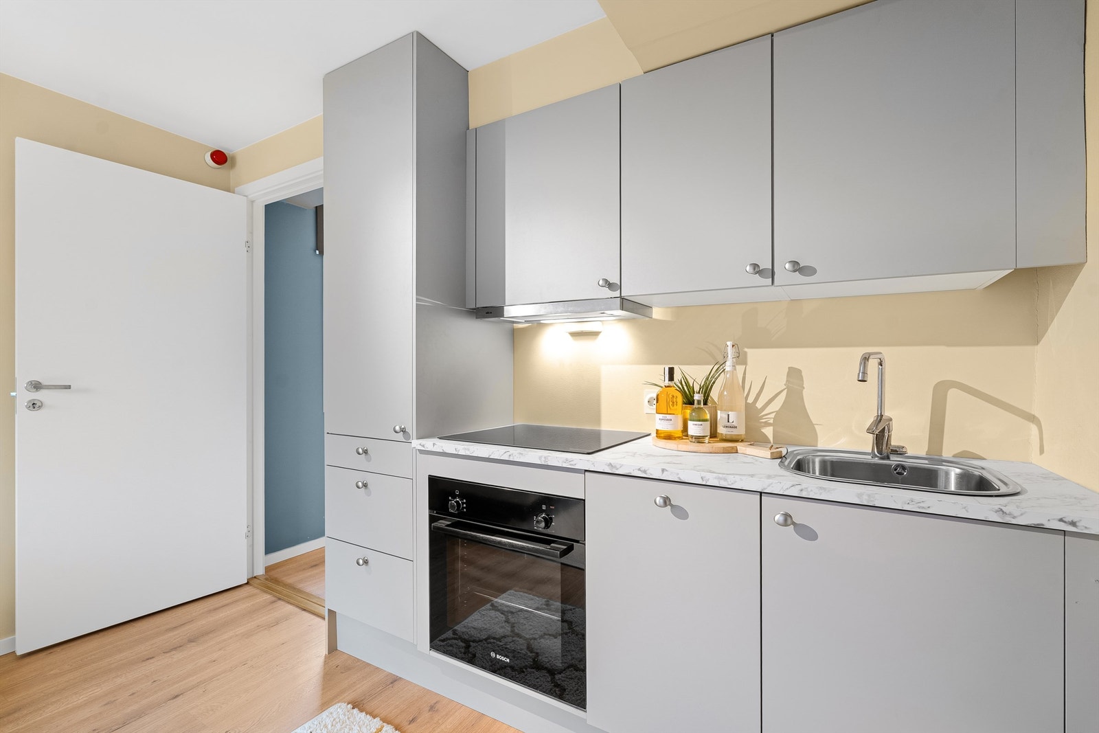 Dus dempet farge på både vegger, kjøkken og lunt gulv med varme i gulv gjør det lunt og behagelig, man slipper også vegghengt panelovn Galleribilde