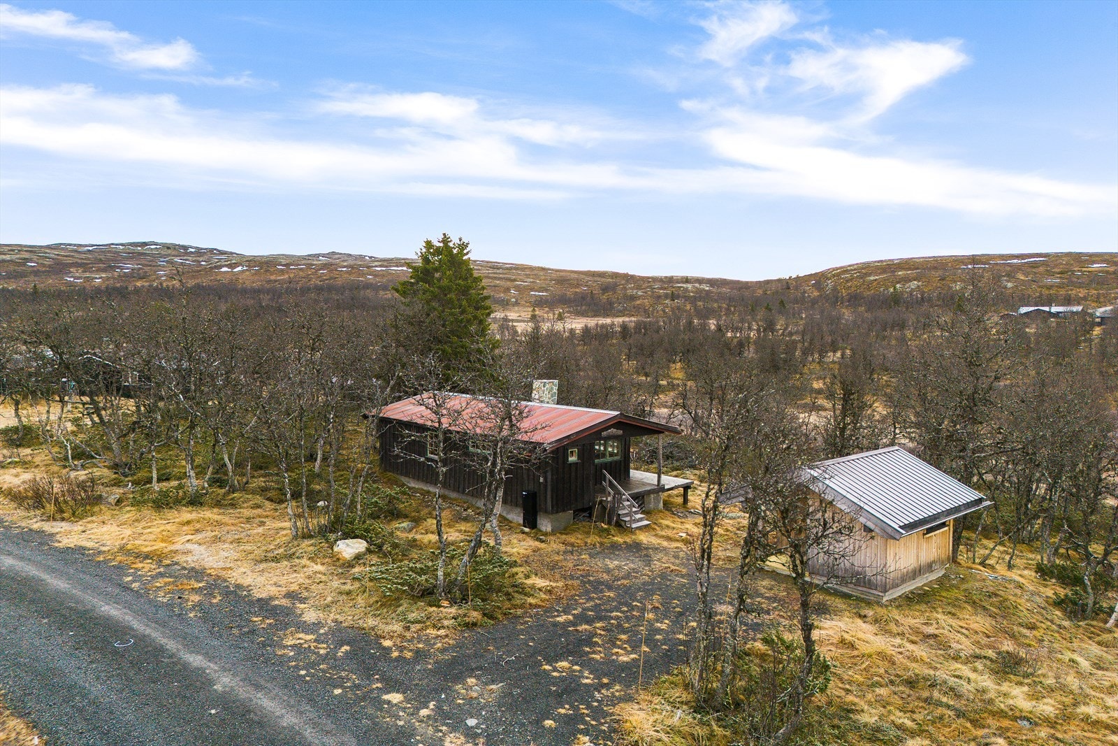Her kan man nyte solrike dager ved hytta, eller ta turen ut i det varierte og innbydende terrenget - enten til fots, på sykkel eller ski. Galleribilde