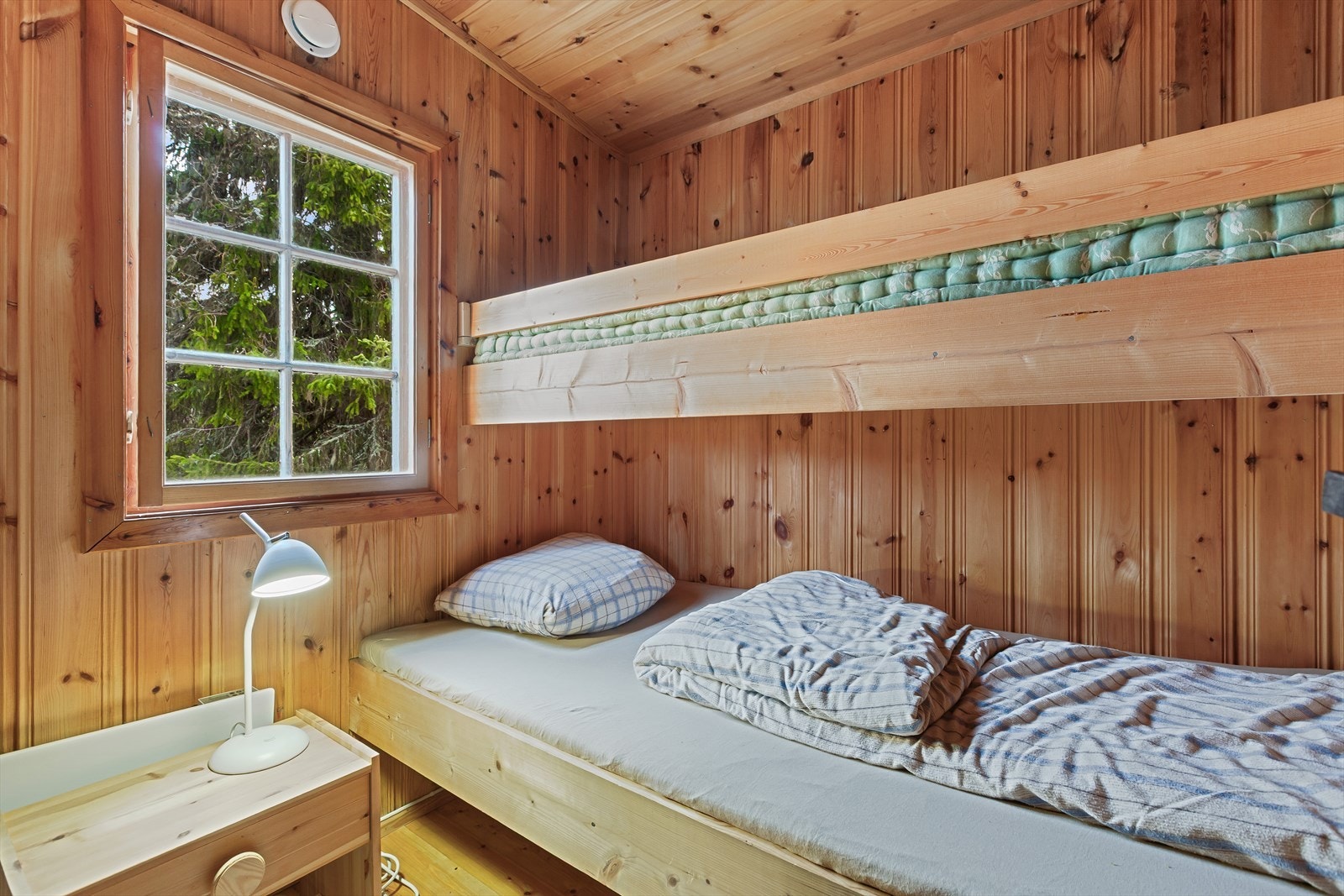 Hytta har to soverom, begge med plassbygde familiekøyer. Galleribilde