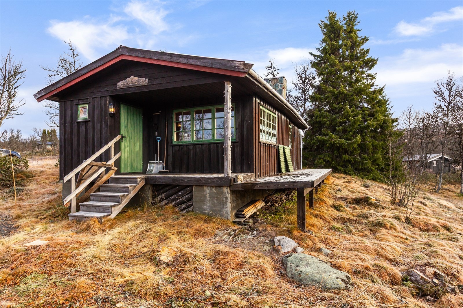 Hytta har overbygd inngangsparti og åpen terrasse, begge med plass litt utemøbler. Den fikk innlagt strøm i 2019, men har behov for oppgraderinger og vedlikehold. Galleribilde