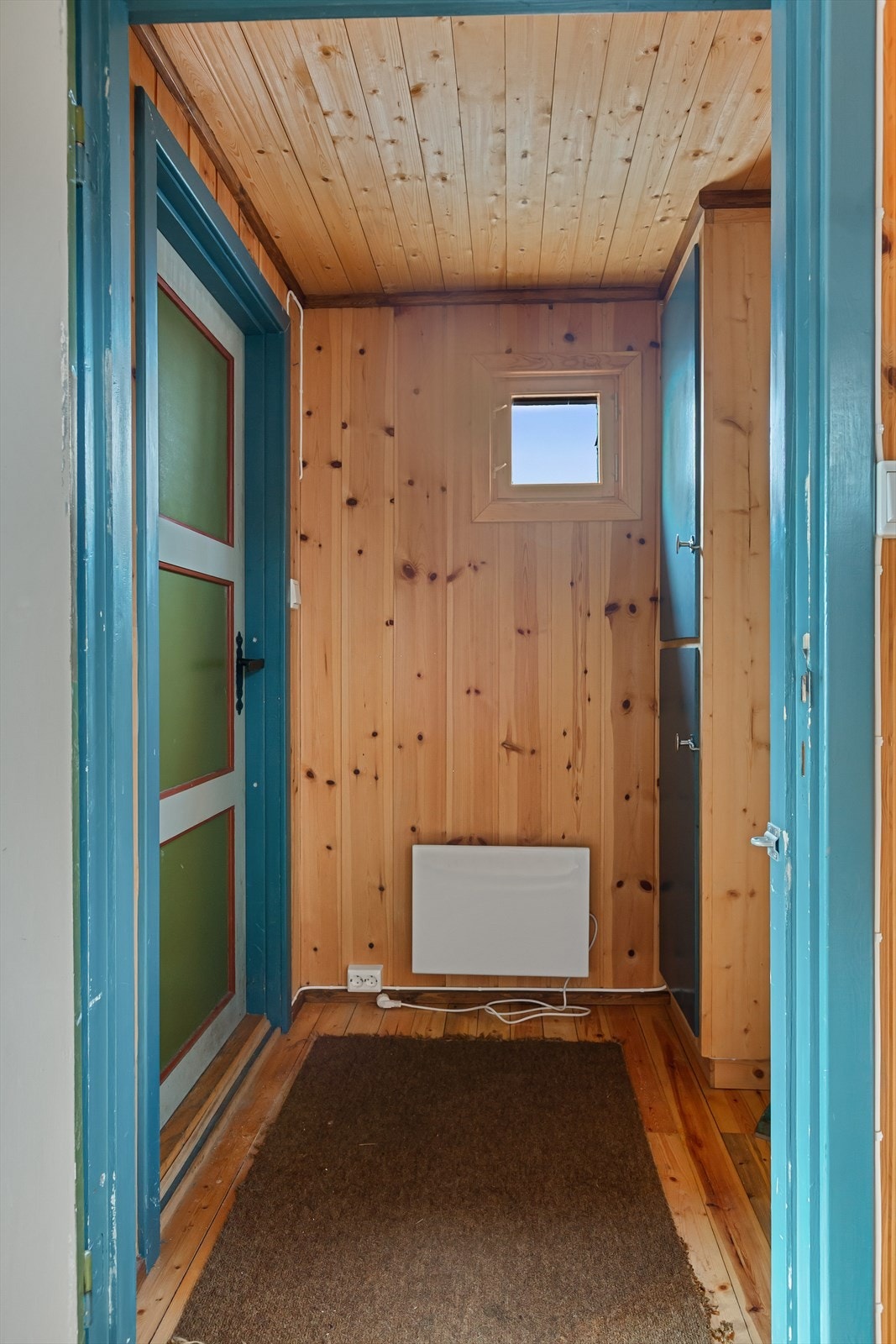 I vindfanget er det plassbygd skap og god plass til yttertøy og sko. Galleribilde