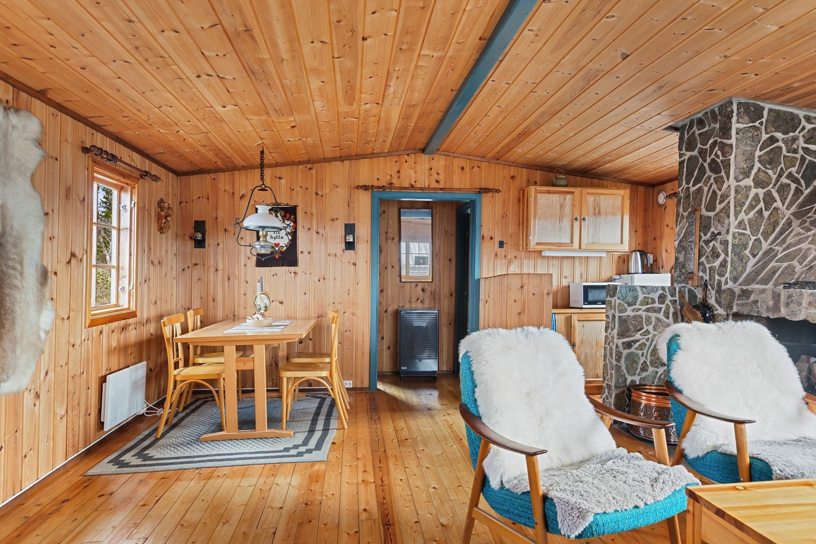 Her er det god plass til både sofa- og spisegruppe hvor familien kan samles etter aktive dager ute i det fri. Galleribilde