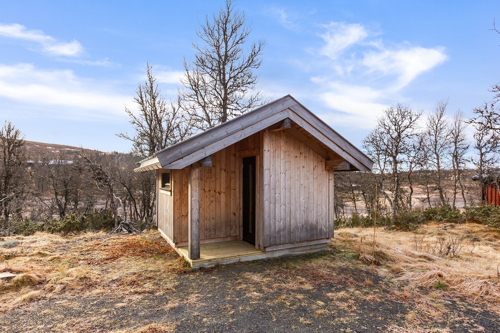 På tunet er det et pent uthus oppført i 2019. Uthuset har overbygd inngangsparti, og to rom med beiset panel på vegger og i himling. Galleribilde