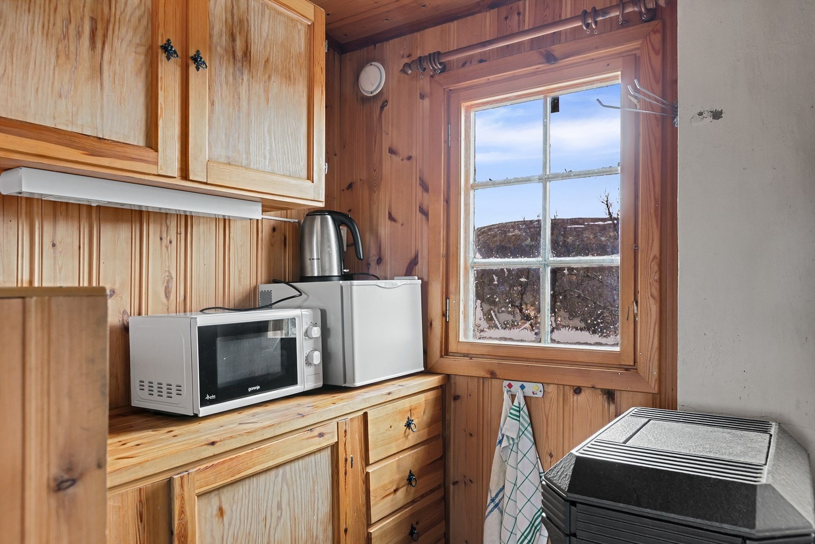 Her står også en kombinert parafin- og vedovn, tilknyttet dagtank plassert i vindfanget. Galleribilde