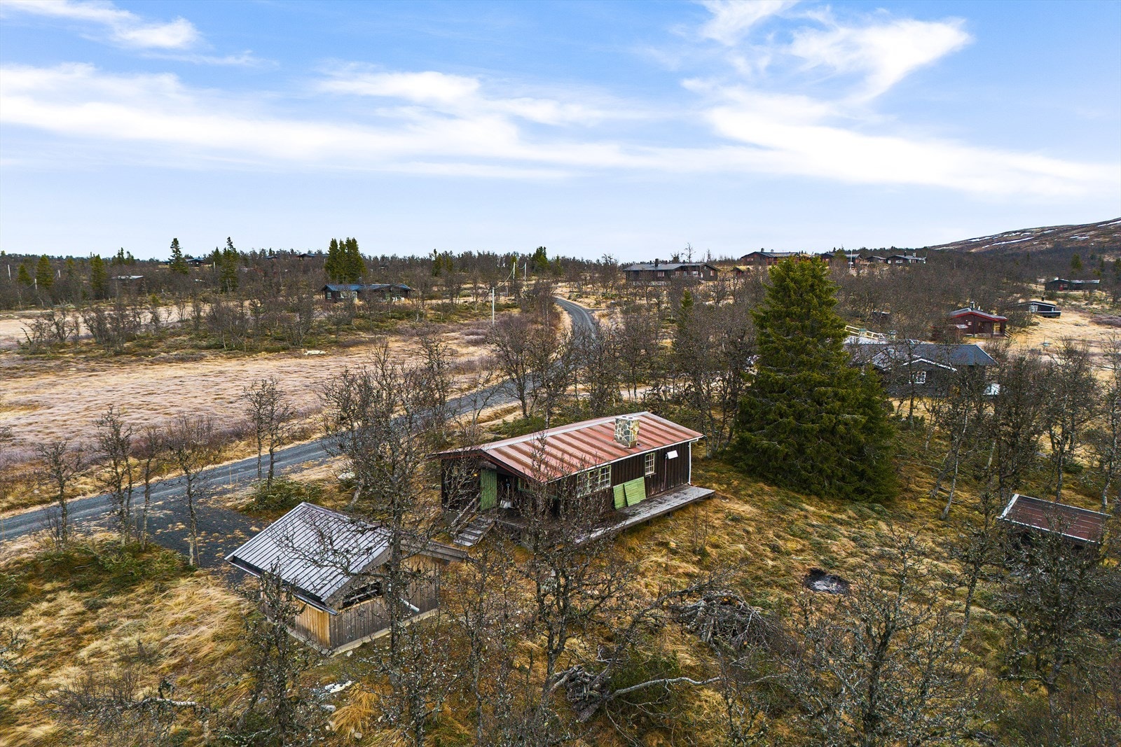 Omgitt av vakker natur og utallige turmuligheter finner du Vardevegen 7, en fint beliggende eiendom med romslig eiertomt. Galleribilde