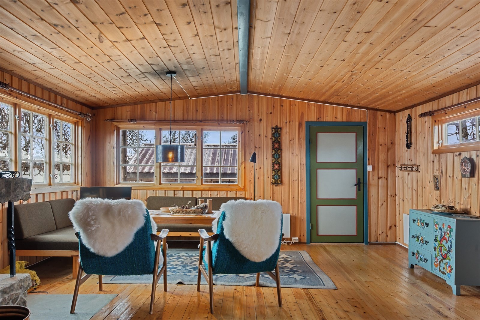 Inne i hytta er det lyst og luftig med åpen løsning mellom stue og kjøkken. Galleribilde