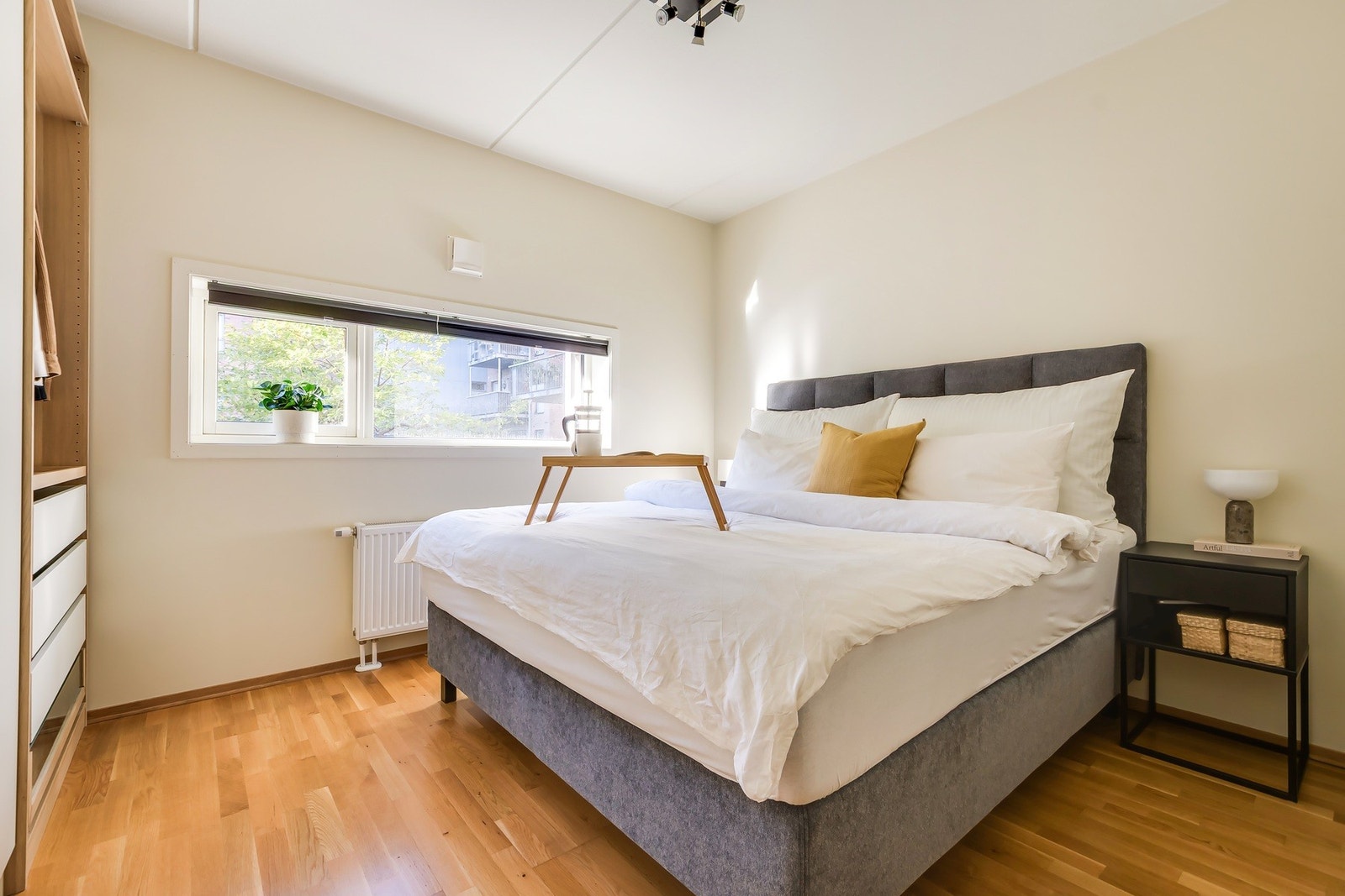 Hovedsoverom er stort og vender ut mot rolig bakgård. Galleribilde