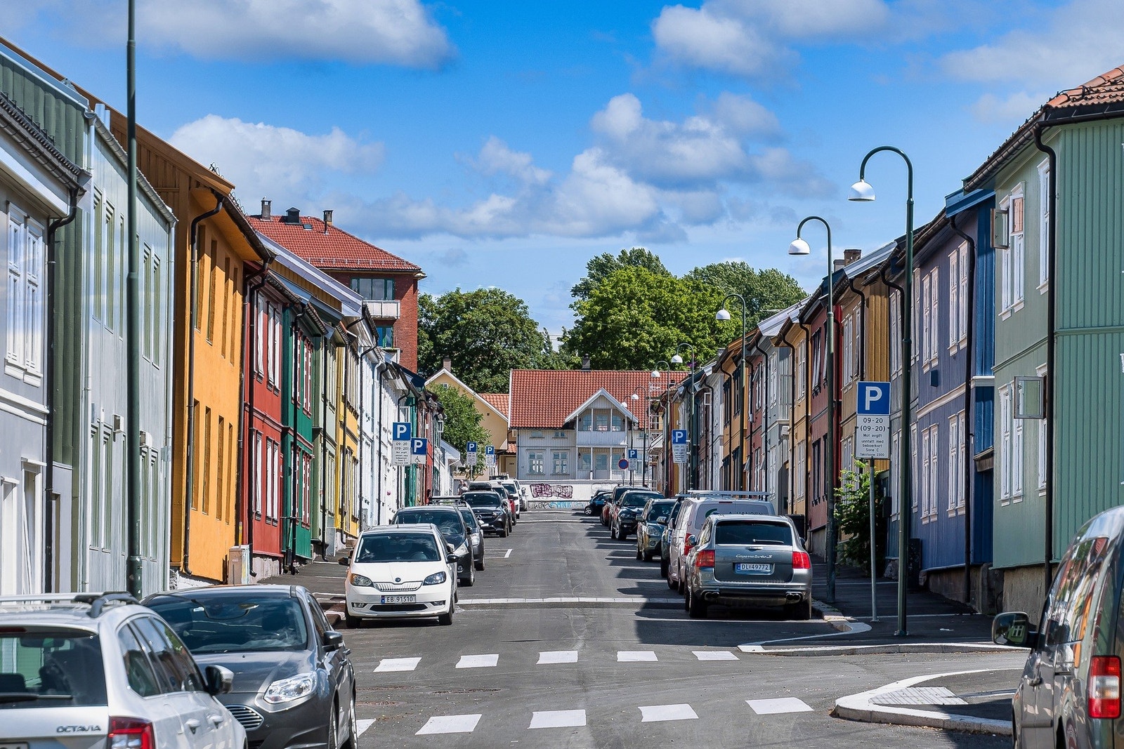 De koselige områdene Vålerenga og Kampen ligger i gangavstand til leiligheten. Kjent for de koselige trehusene og gatene. Galleribilde
