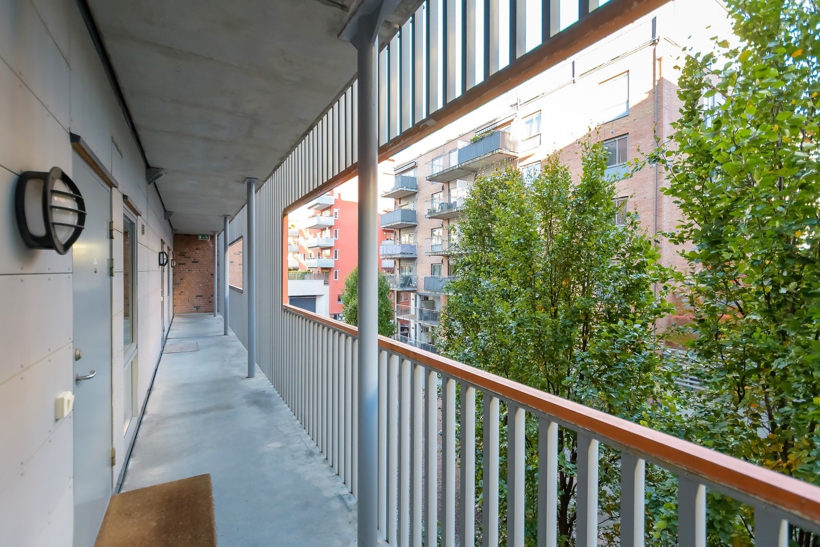 Svalgang utenfor leilighetens inngangsparti. Galleribilde