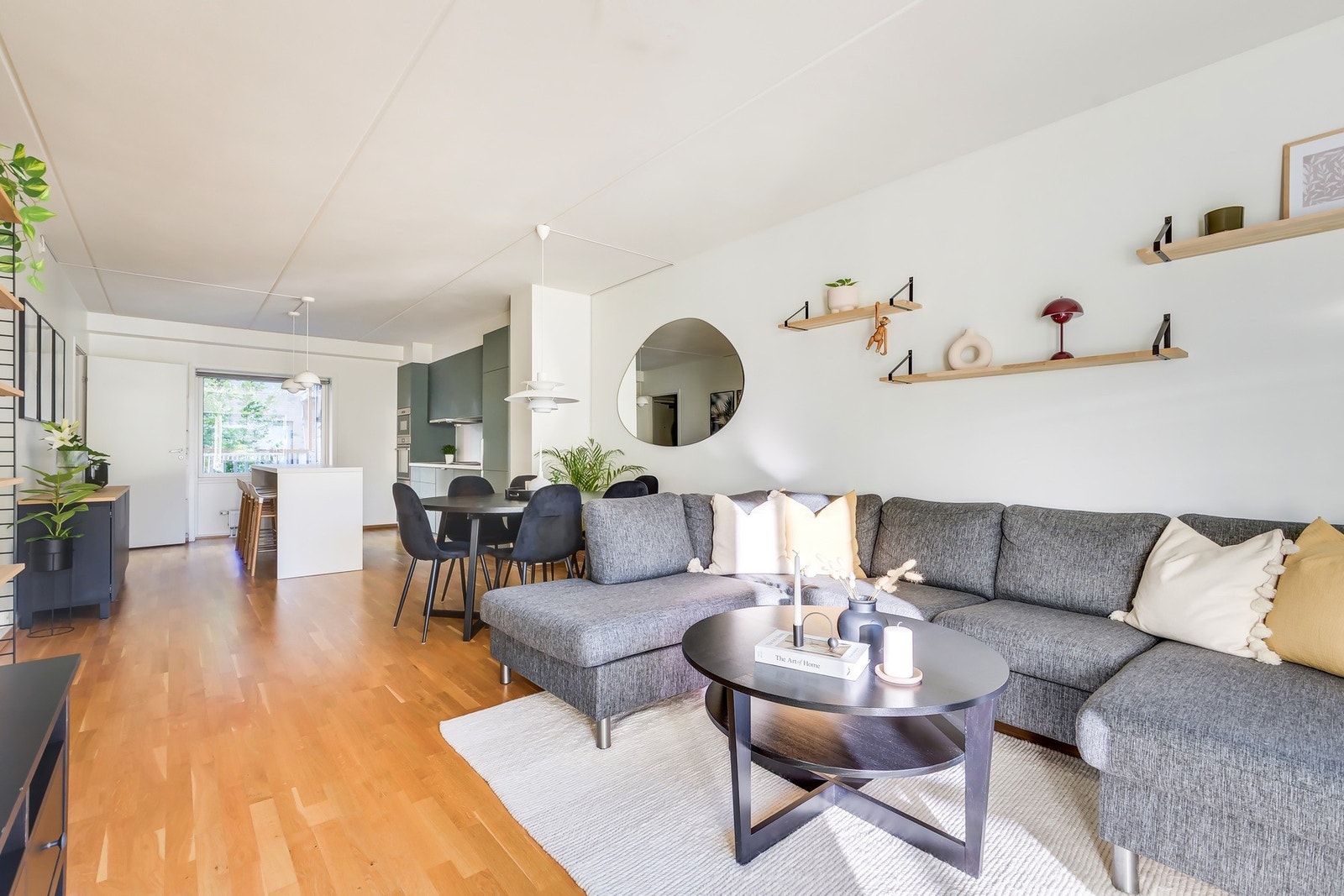 Åpen løsning mellom stuen og kjøkken gjør rommet til en sosial sone. Galleribilde