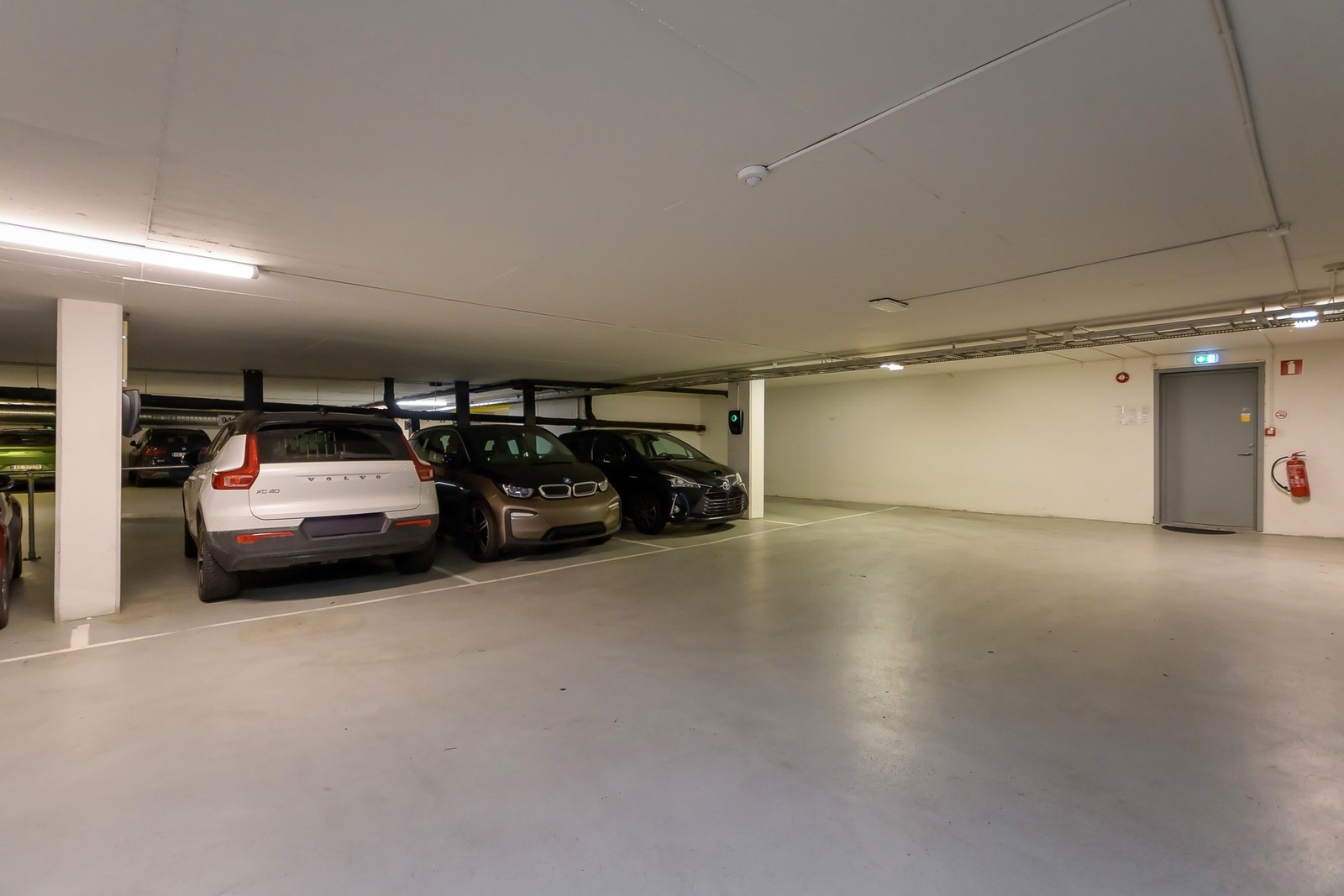 Garasjeplass med el-lader medfølger og er inkludert i prisen. Galleribilde