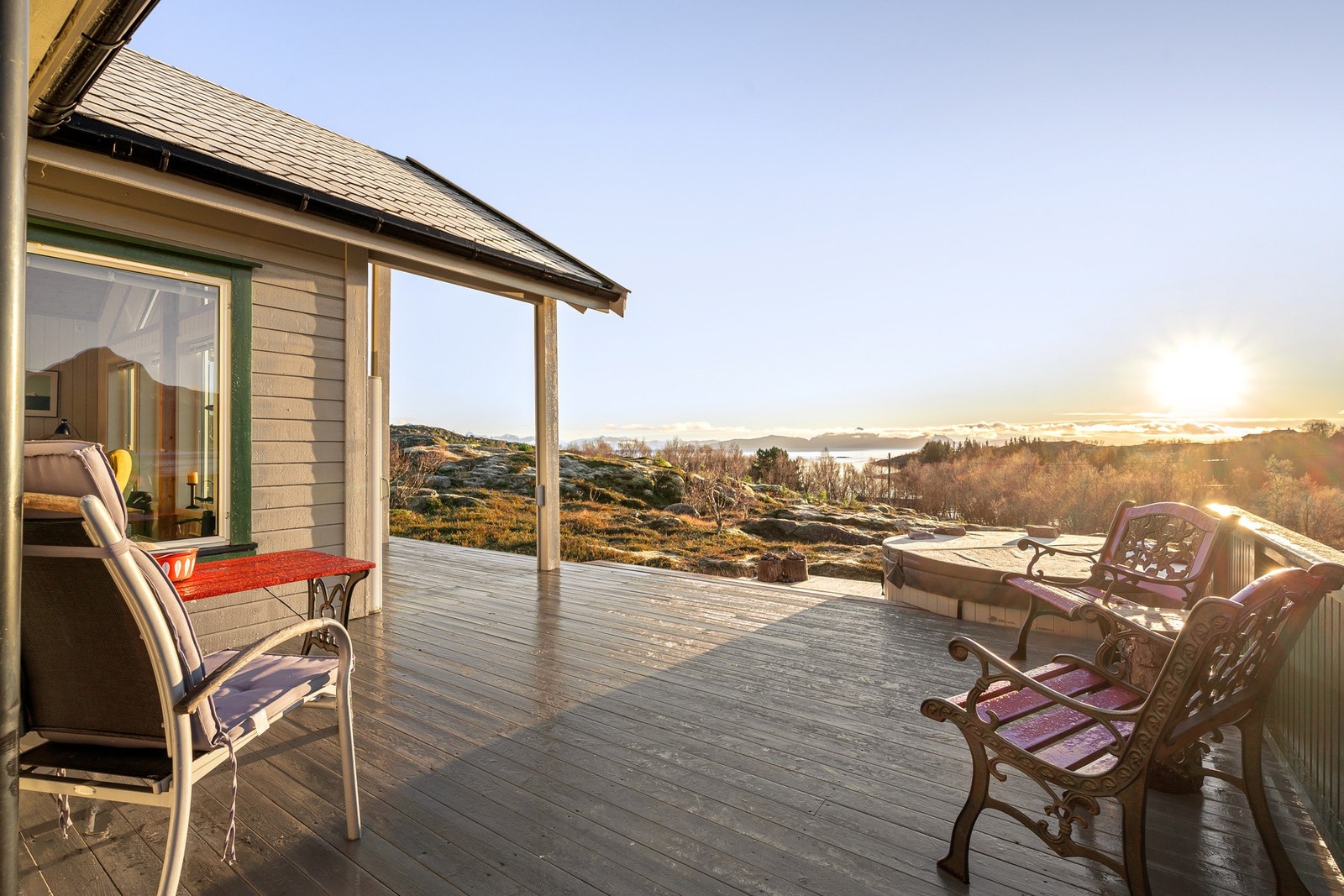 Platting fremfor terrasse har vedfyrt badestamp Galleribilde