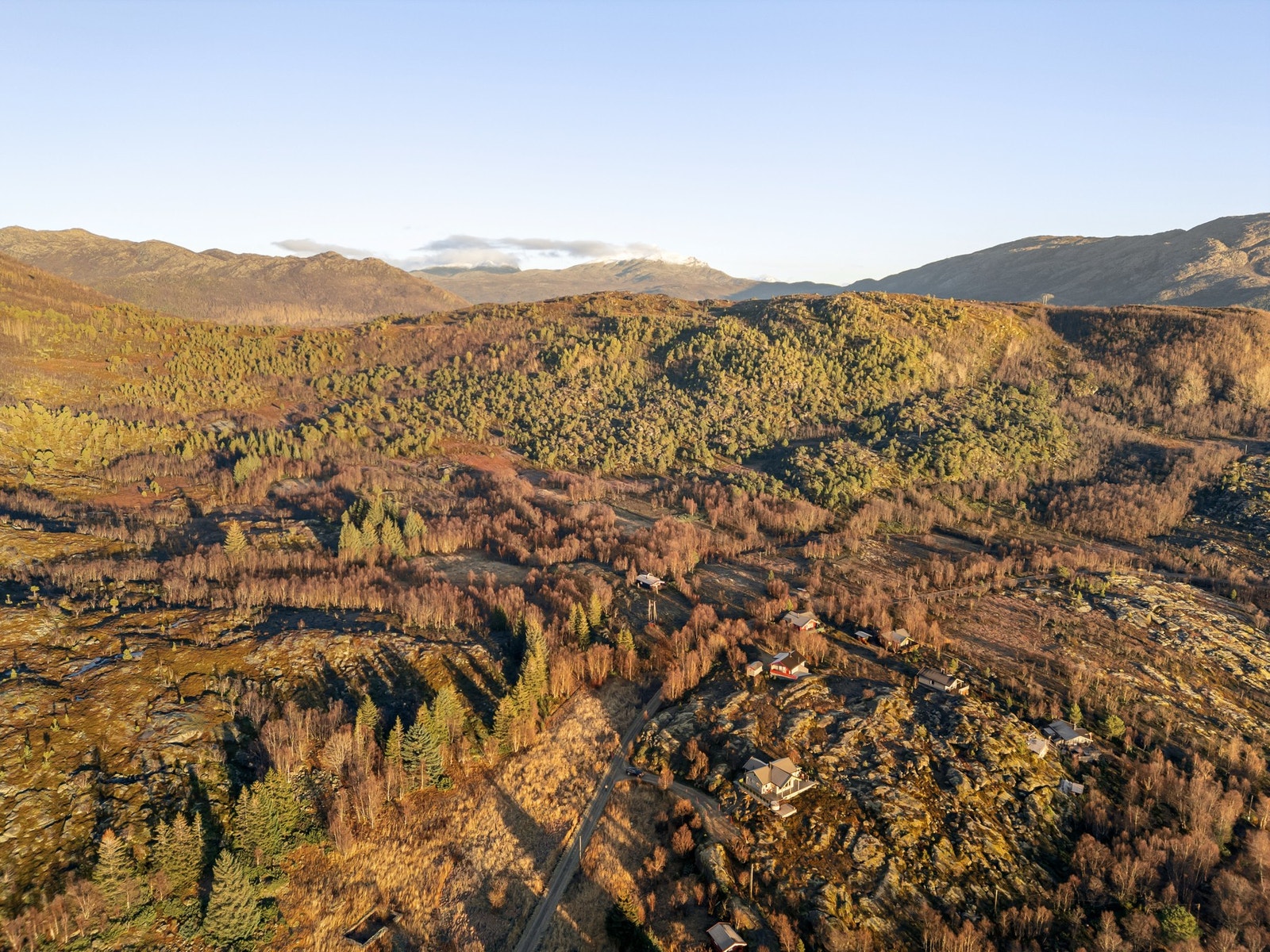 Strålende turterreng i umiddelbar nærhet, et godt utgangspunkt for det gode friluftsliv Galleribilde