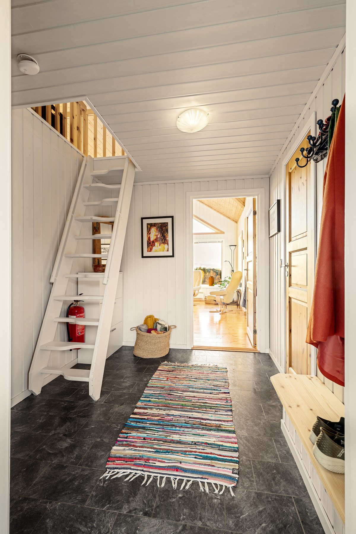I entréen er det trapp opp til hems Galleribilde