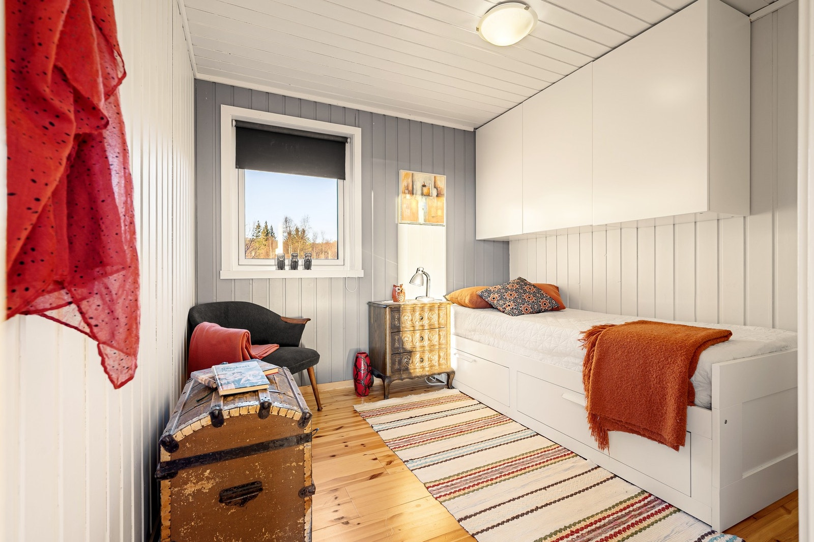 Soverom 2 med smart skapløsning på vegg Galleribilde