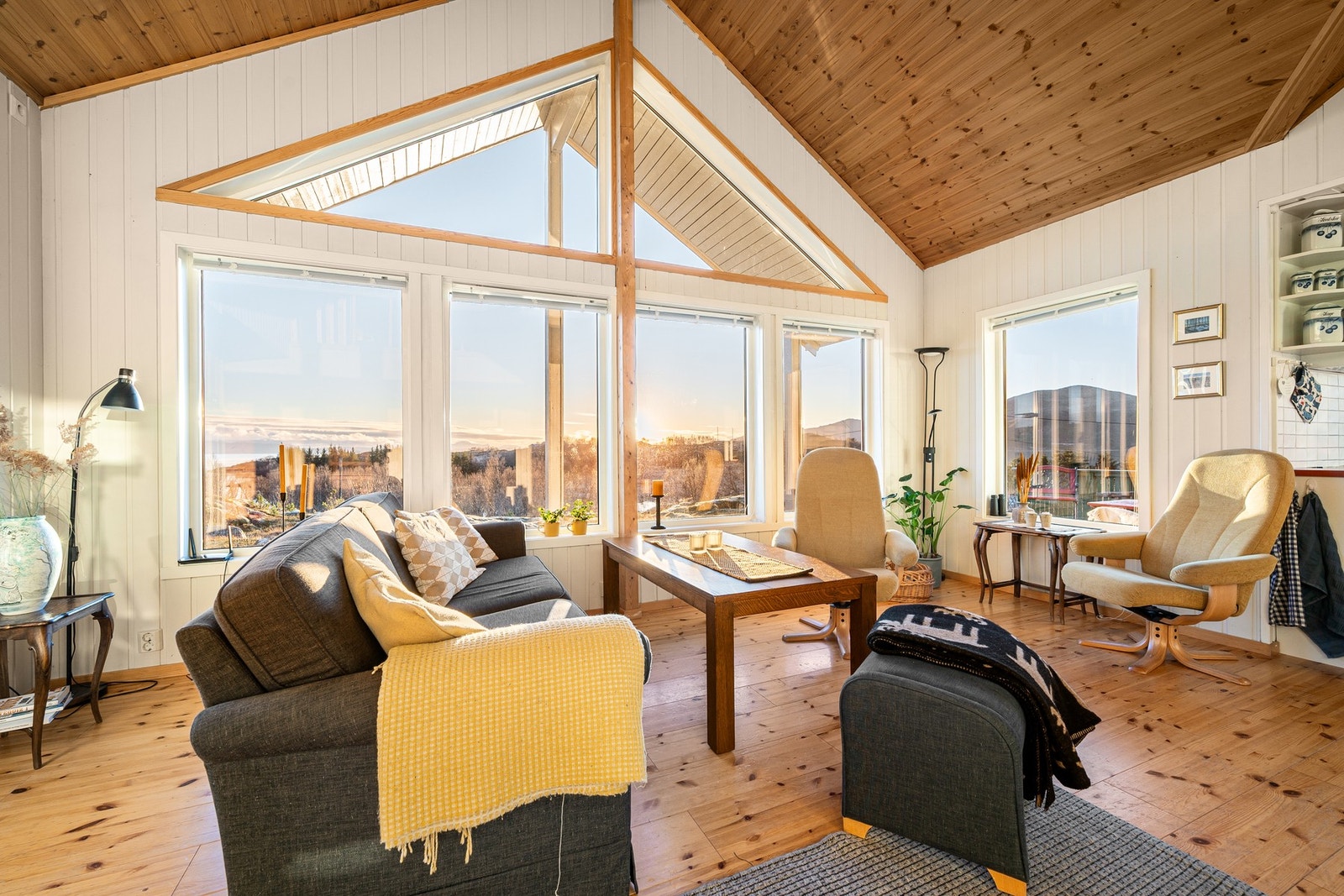 Lyse flater, store vinduer og tidløst interiør gir en moderne hyttefølelse Galleribilde