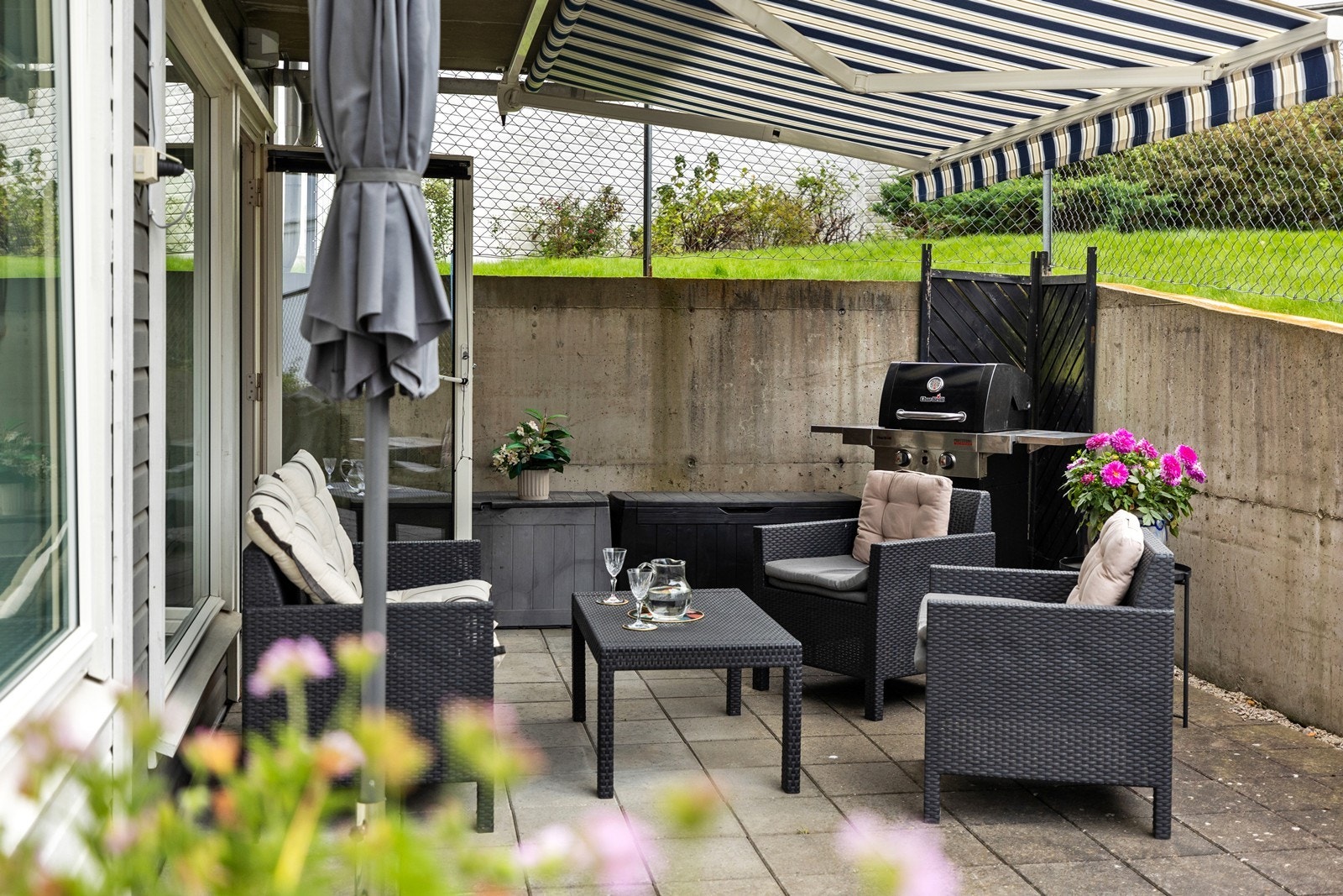 Terrassen er godt skjermet og har markise Galleribilde