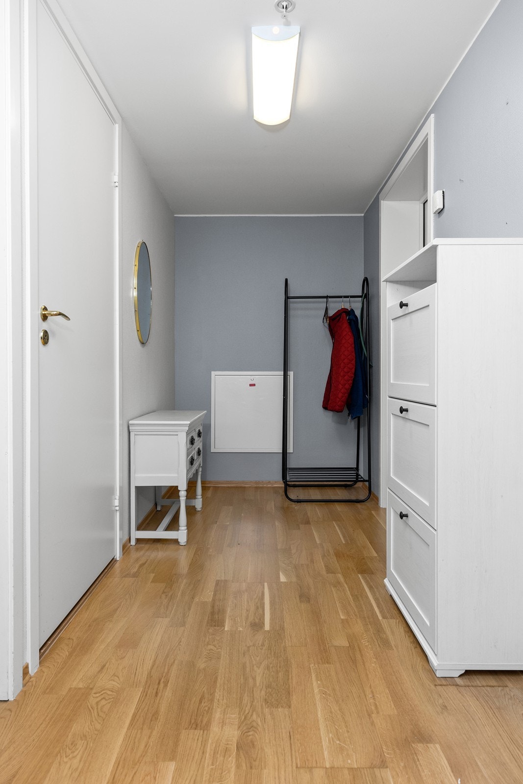 Romslig entré med god plass til garderobeløsning Galleribilde