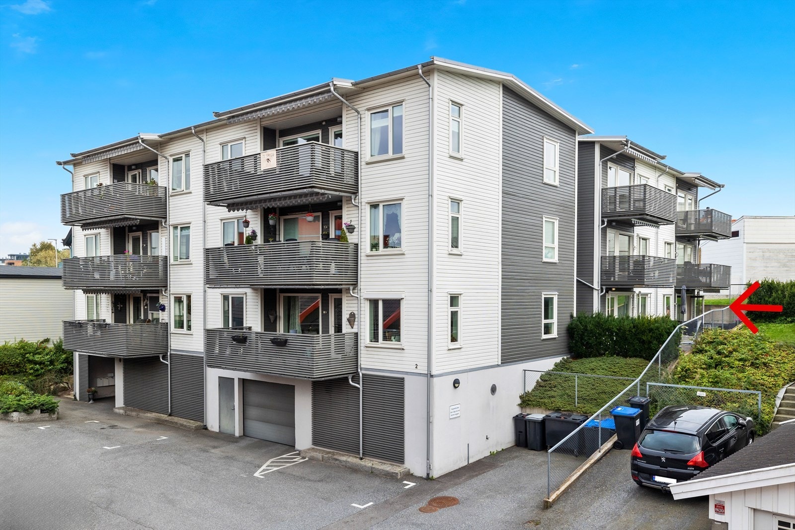 Det er både heis og parkering i bygget Galleribilde