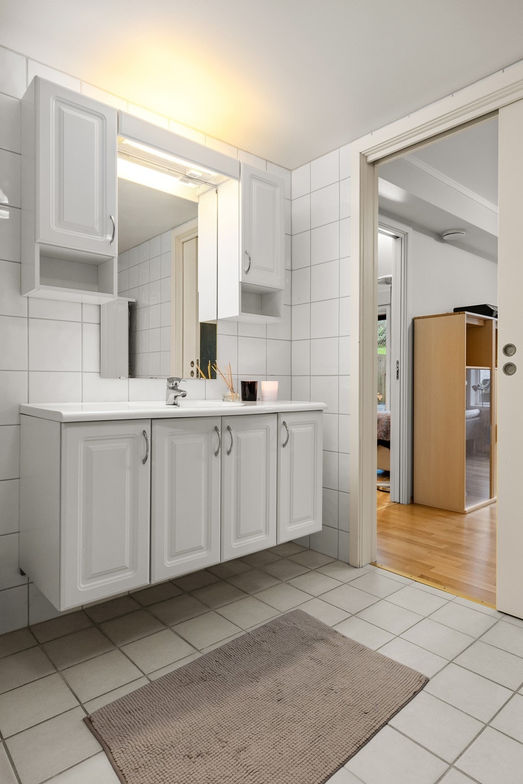 Badet har nedfelt servant, gulvfestet toalett og dusjhjørne Galleribilde