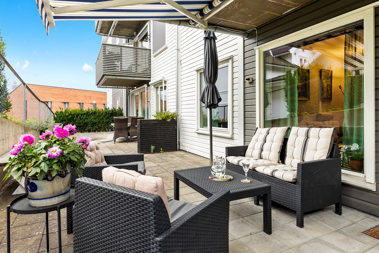 Det kan enkelt settes opp en sidemarkise for ytterligere privatliv Galleribilde