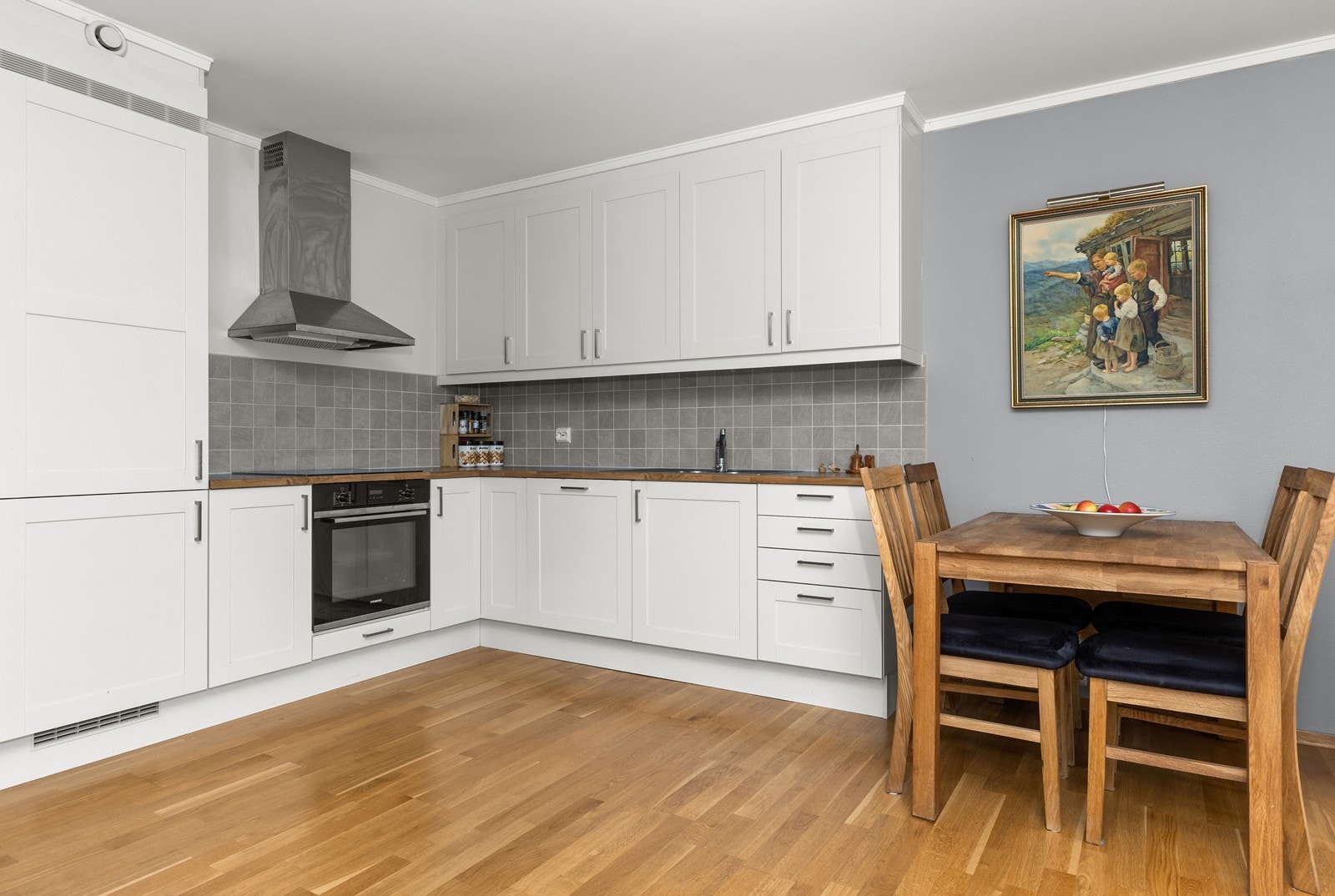 Kjøkkenet har integrert komfyr, platetopp, kjøl/fryseskap og oppvaskmaskin Galleribilde