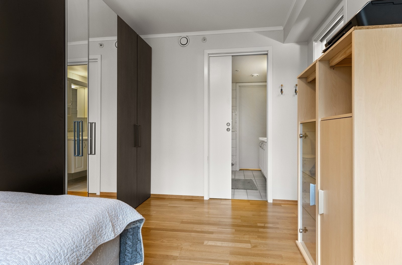 Det er adkomst til badet fra både soverommet og gangen Galleribilde