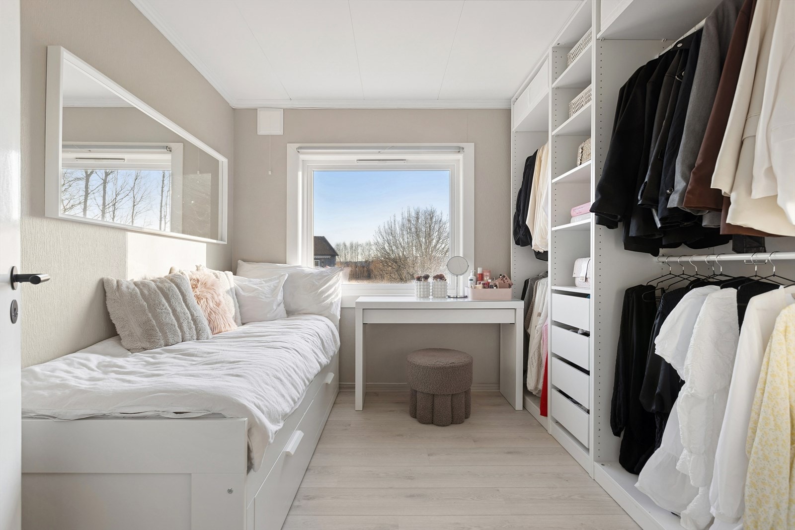 Soverom II har åpen garderobeskap med god plass og god plass for nye innredningsmuligheter. Galleribilde