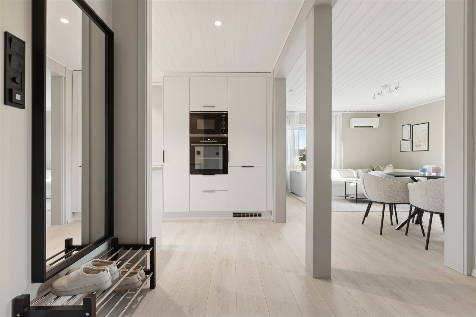 Denne leiligheten har en svært fin og moderne standard med riktige fargevalg og valg av inrnedning - dette er leiligheten for deg som ønsker å flytte rett inn! Galleribilde