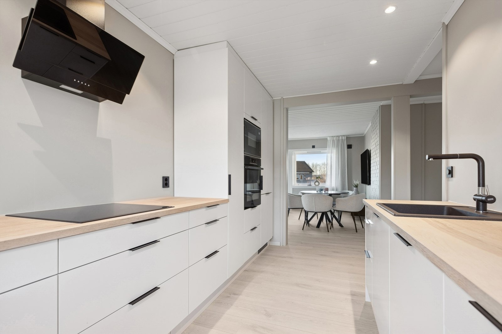 Det er integrert komfyr, mikro, oppvaskmaskin og kjøl/fryseskap. Galleribilde