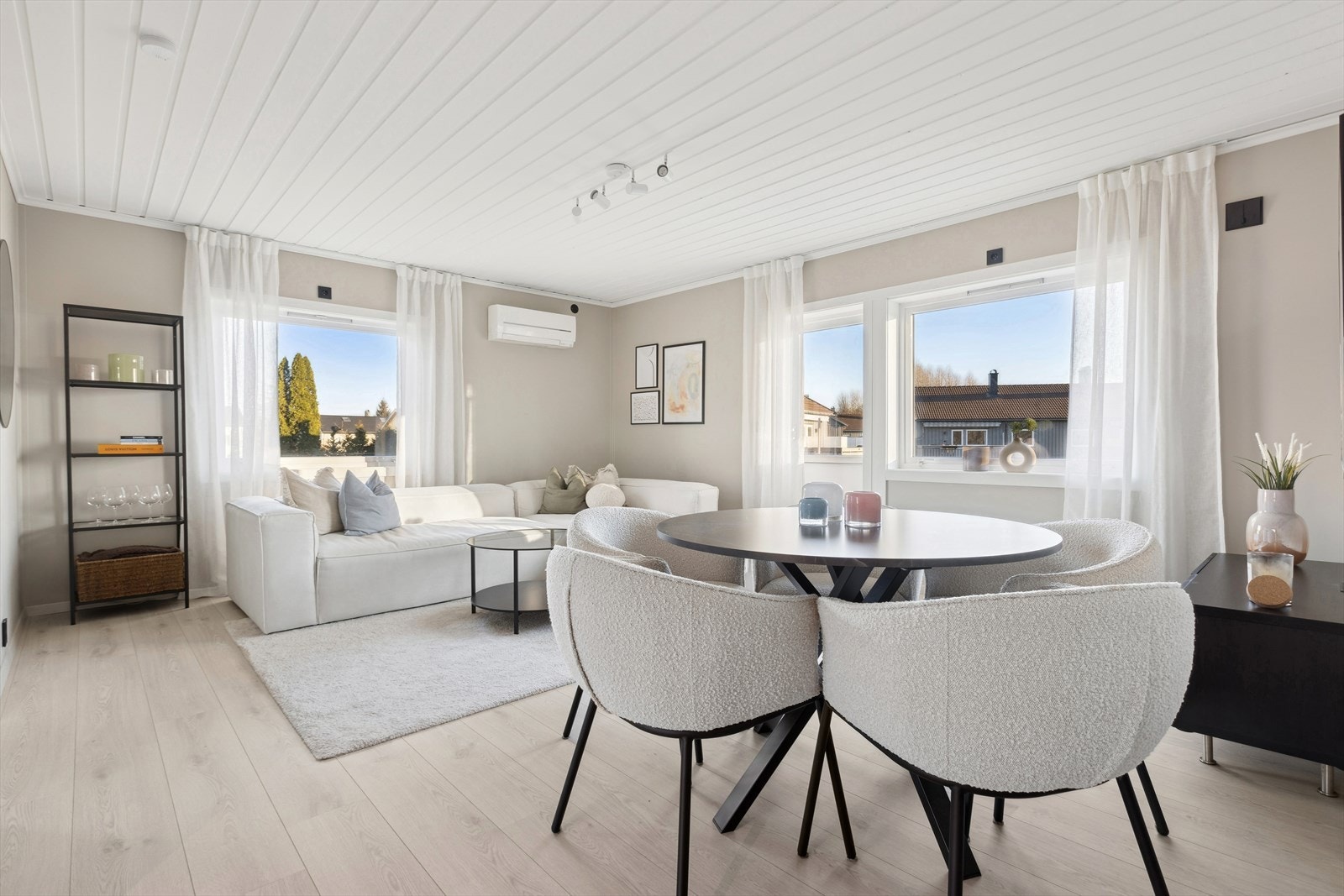 Stuen innehar luft-til-luft varmepumpe fra 2017. Galleribilde