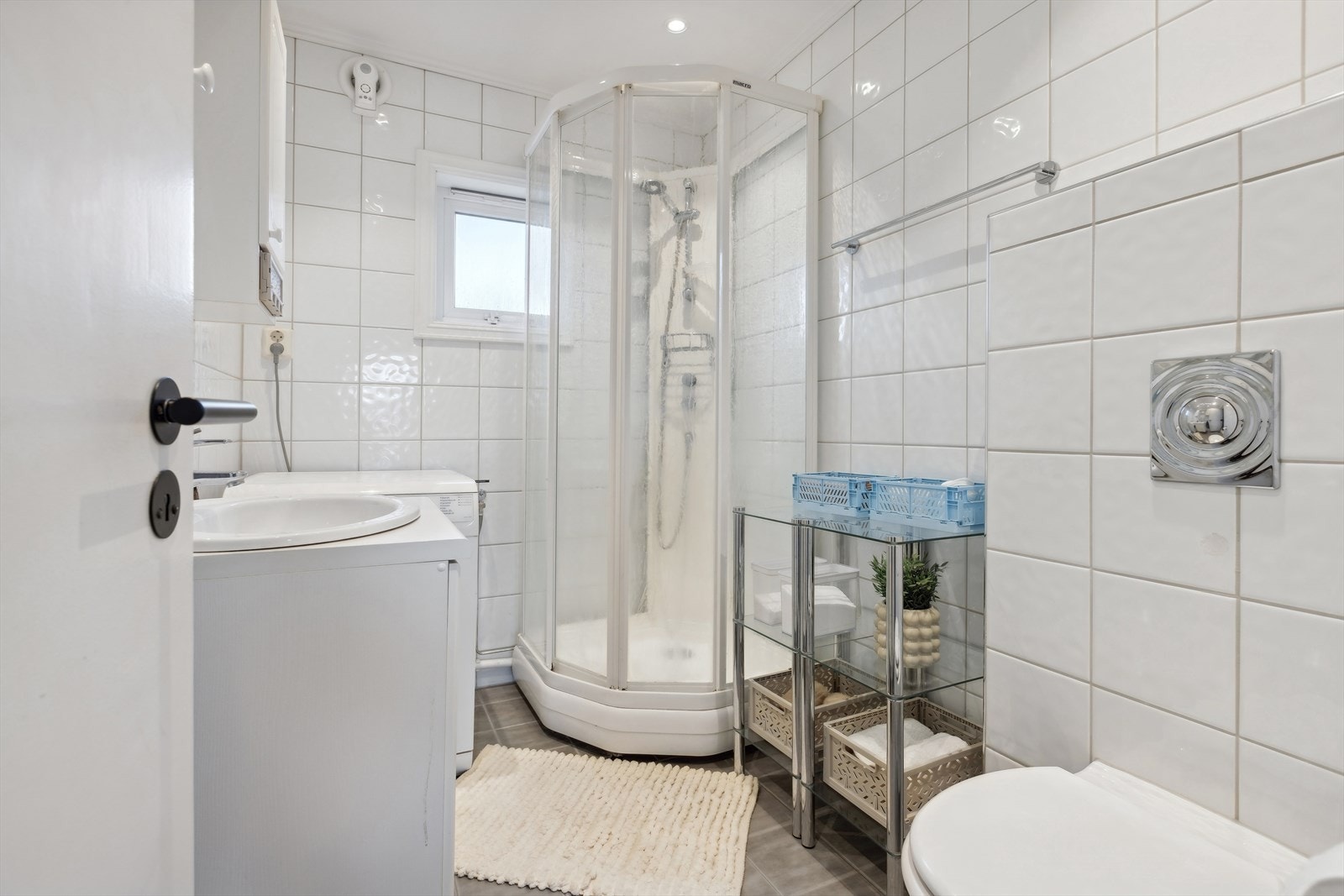 Baderommet er pusset opp i 2006, og er innredet med servantinnredning, dusjkabinett og vegghengt toalett. Galleribilde